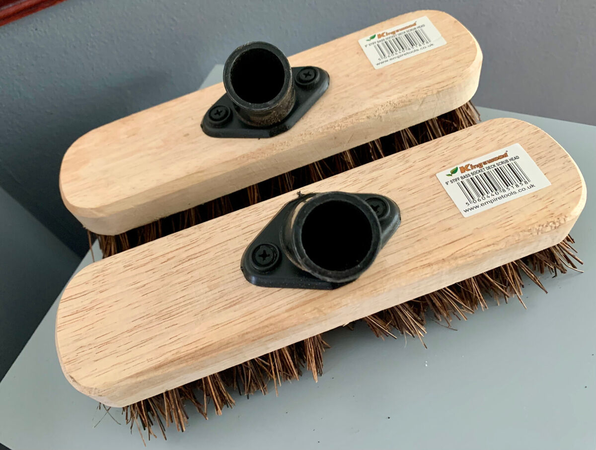 Edge Bassine Deck Scrub With Wooden Handle