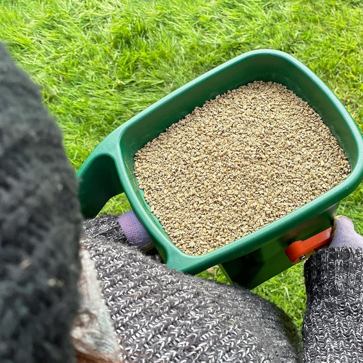 Miracle-Gro® Handy Spreader